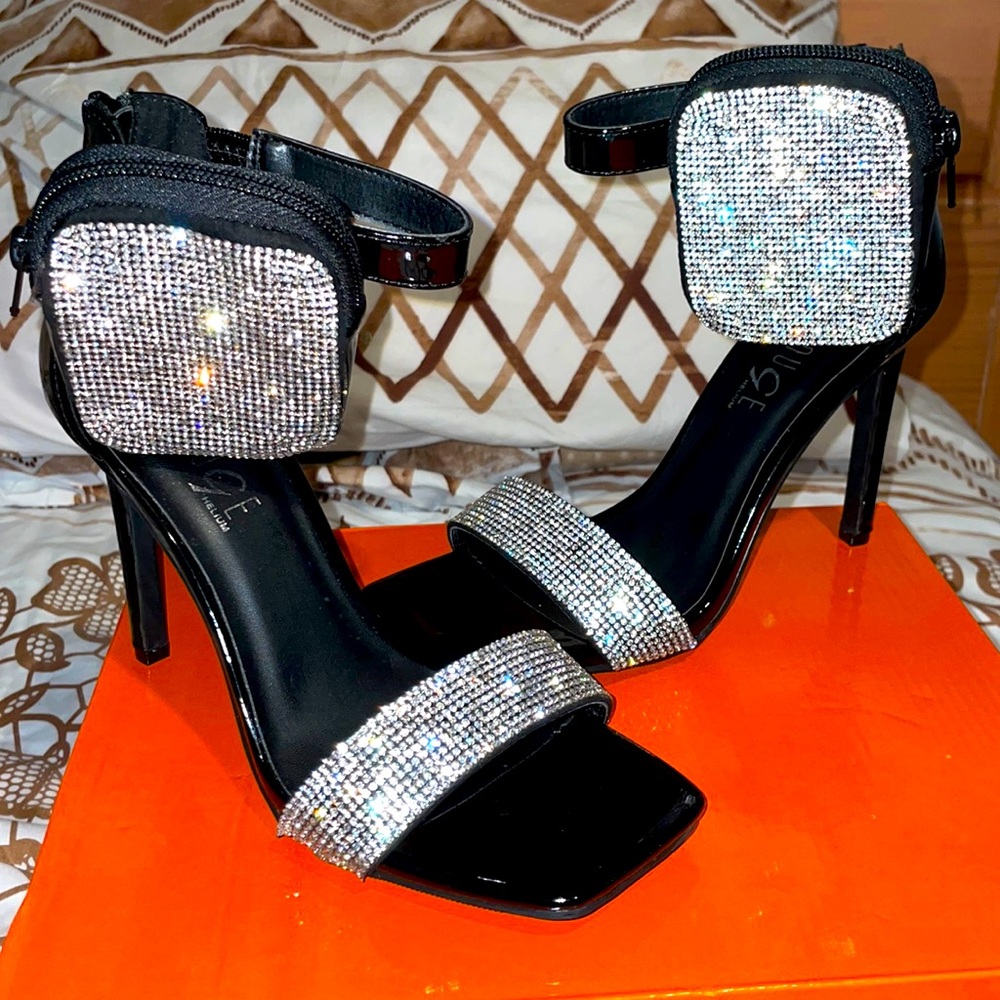 Bought these shoes a few months ago and never wore them, New still in the box !